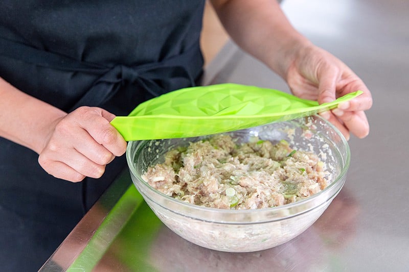 Covering the raw tsukune mixture with a silicone lid before placing it in the fridge.