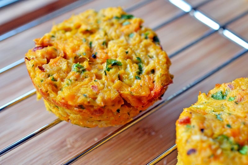 Spicy tuna cakes on a wire rack to cool.