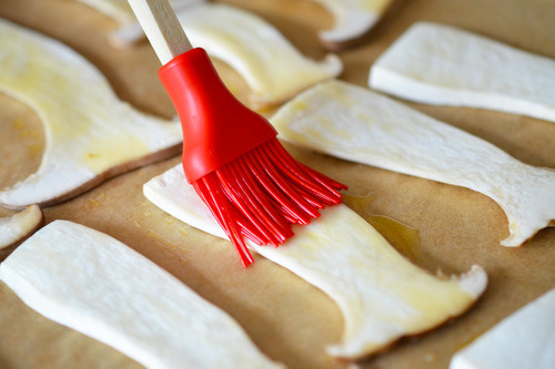 Brushing avocado oil onto thinly sliced mushrooms too make crispy mushroom chips.