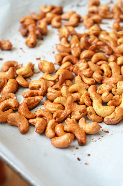 Toasted honey vanilla cashews on a tray.