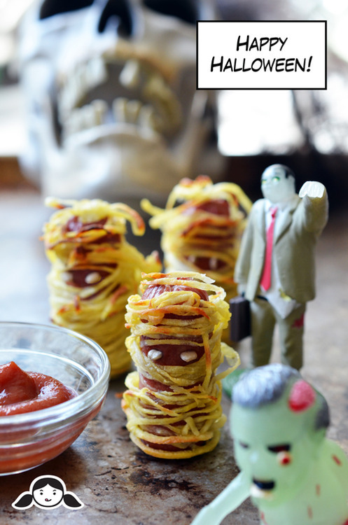 A tray of healthy Halloween Yummy Mummies and plastic toys, with the text Happy Halloween