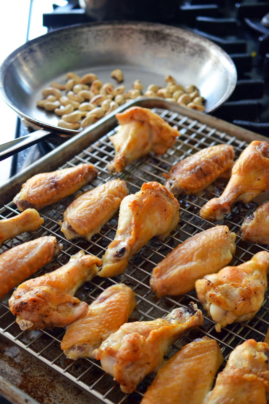 Cooked chicken wings cooling on a wire rack.