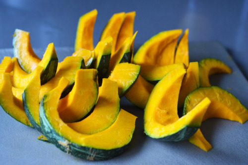 The kabocha squash is cut into wedges.